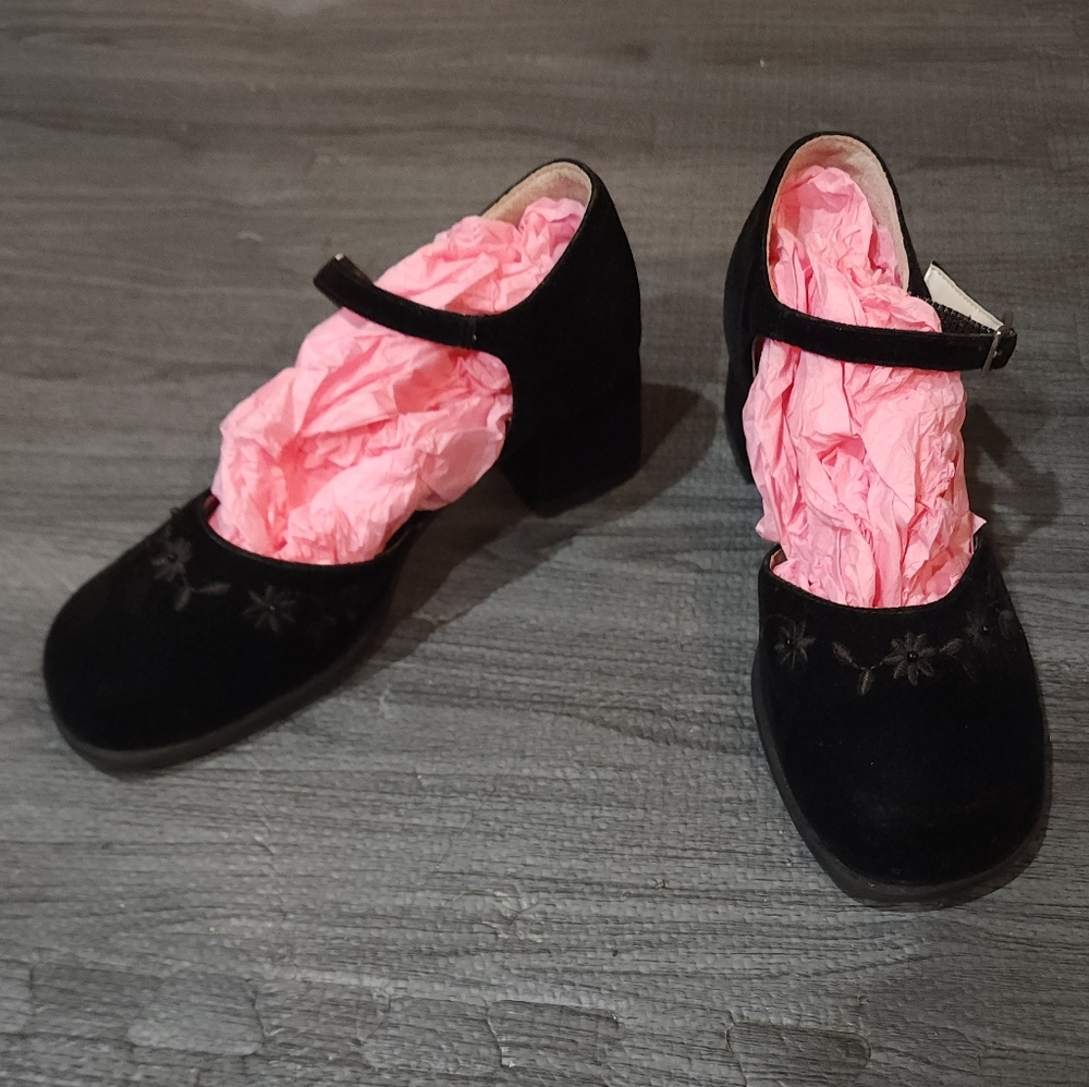 Chic Black Heels with Floral Detail